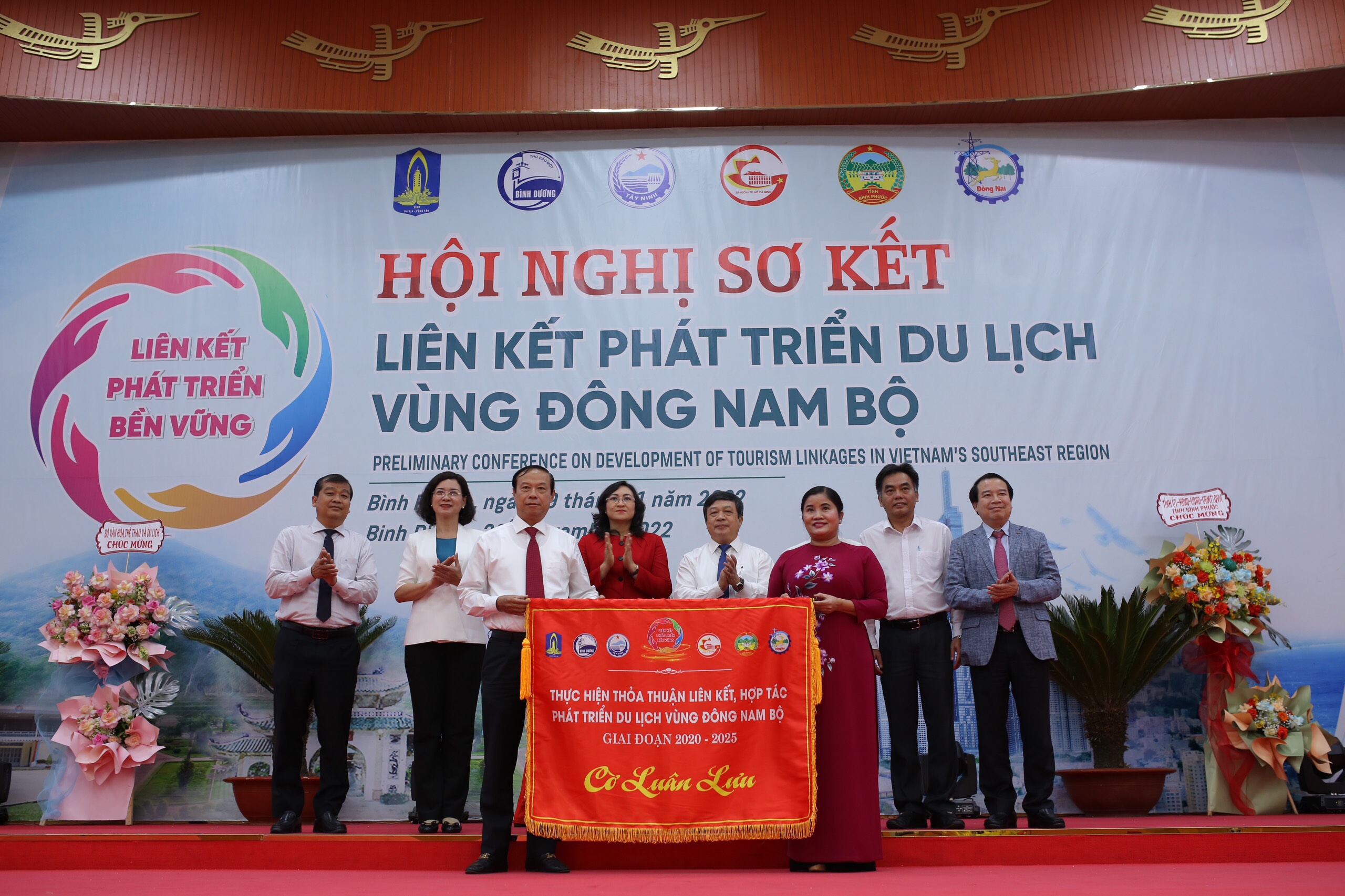 Tỉnh Bình Phước trao cờ luân lưu tổ chức hội nghị cho tỉnh Bà Rịa-Vũng Tàu